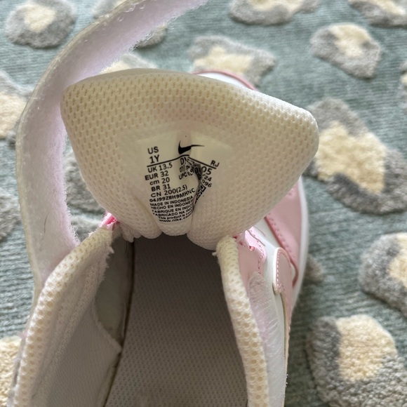 Kids Pink and White Sneakers Nike girls size 1 - Picture 5 of 5